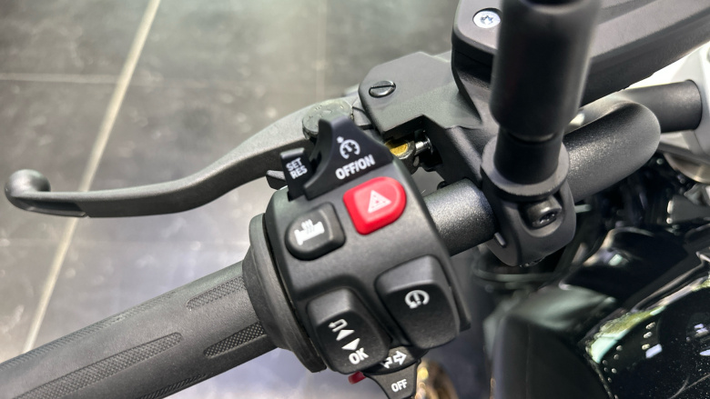 BMW R12 (24MY)